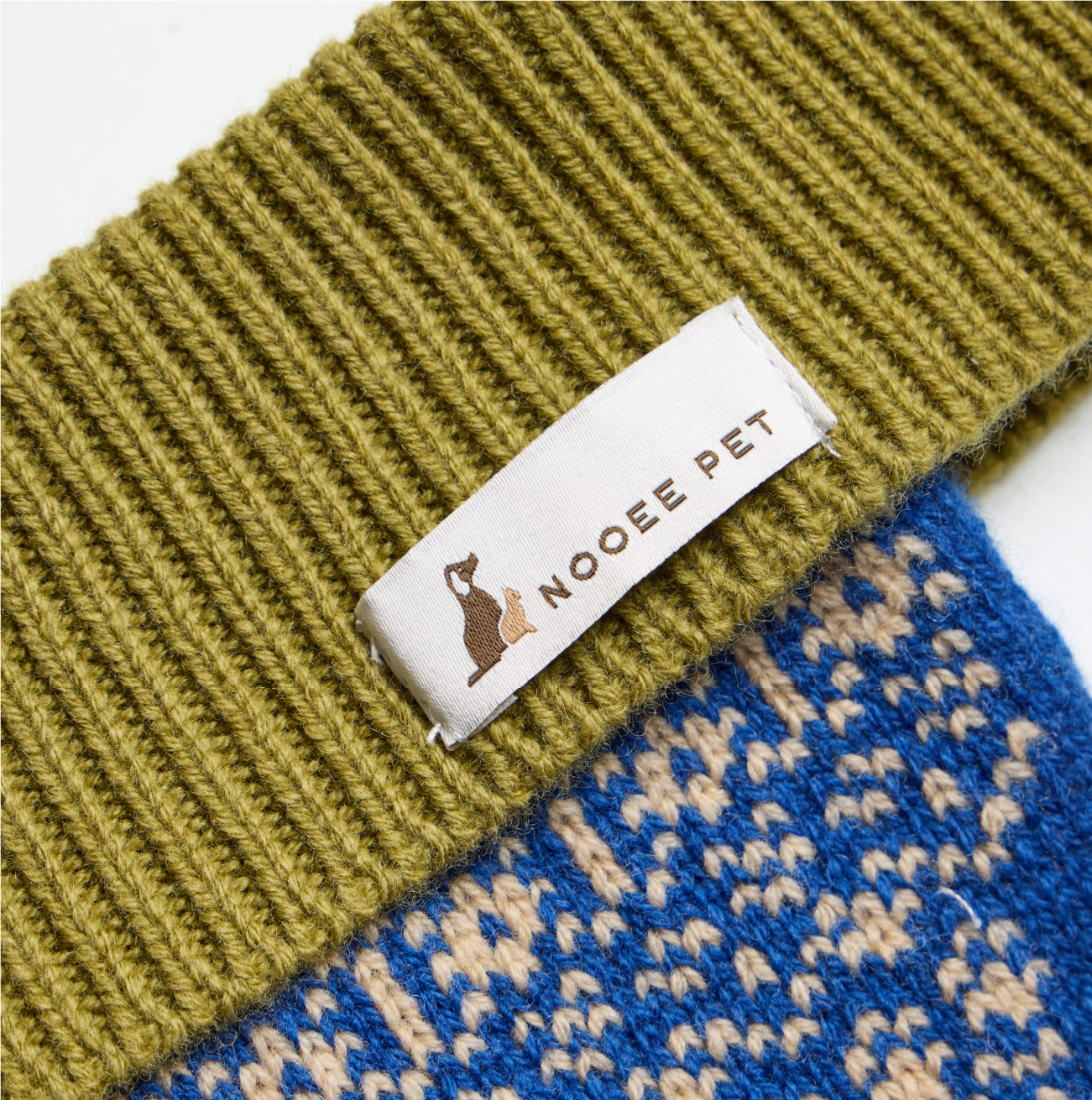 Nooee Pet Wool Neck Warmer – 100% Merino Wool Dog Scarf for Small & Medium Dogs, Lightweight & Warm, Machine Washable, Available in Red or Blue, Sizes S–M